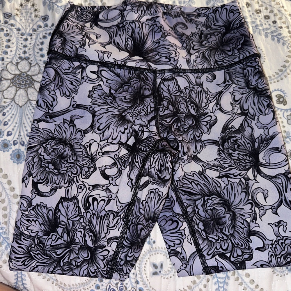 lululemon athletica AUTHENTIC Leggings - Black and Purplish size 4